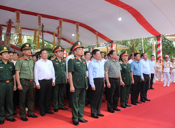 Thủ tướng Phạm Minh Chính dâng hoa, dâng hương tưởng niệm các AHLS tại nghĩa trang quốc tế Việt – Lào.